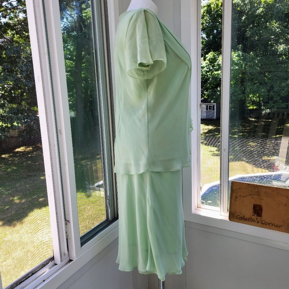 Top/skirt Mint Green 2 Piece Pleated Ruffle Chiffon Jewel Pin Top & Midi Skirt - Picture 4 of 15